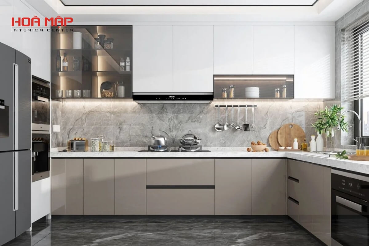 Mẫu tủ bếp hòa mập sử dụng cánh kính sáng bóng, dễ vệ sinh
