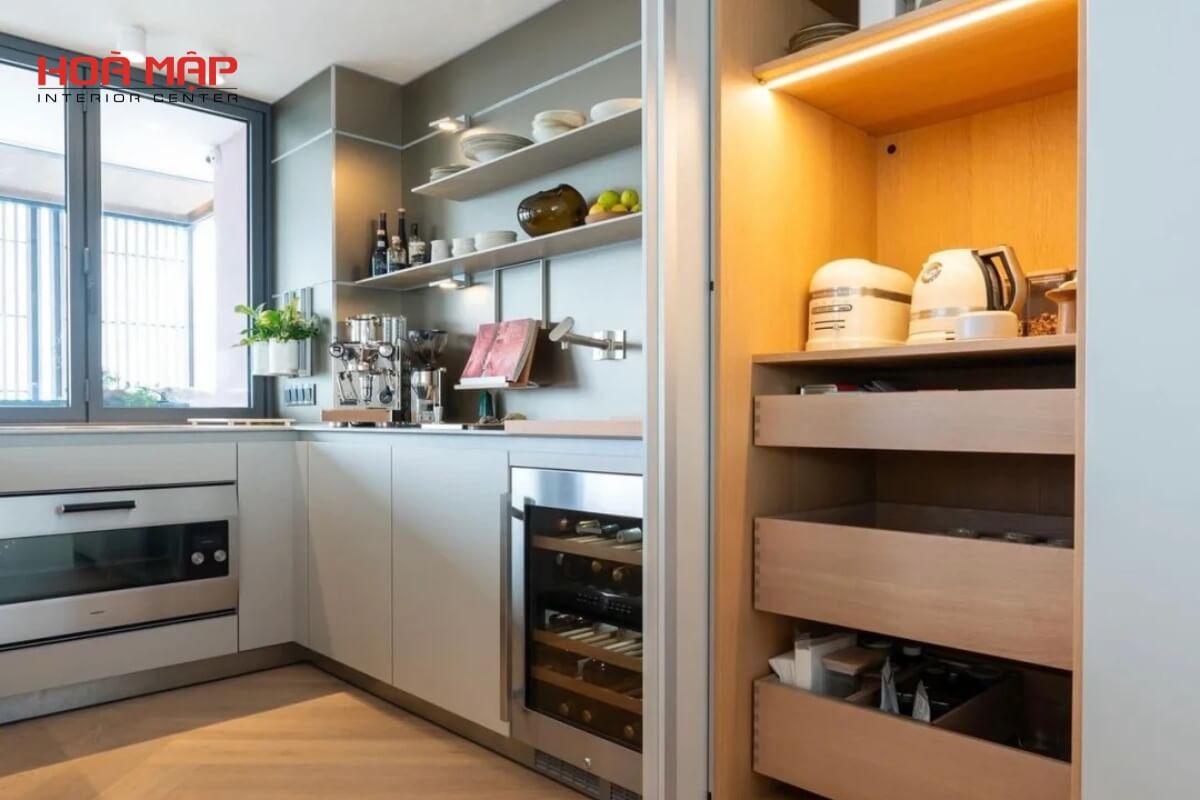 Tủ bếp nhựa đặc cao cấp Hòa Mập với cánh kính cường lực hiện đại