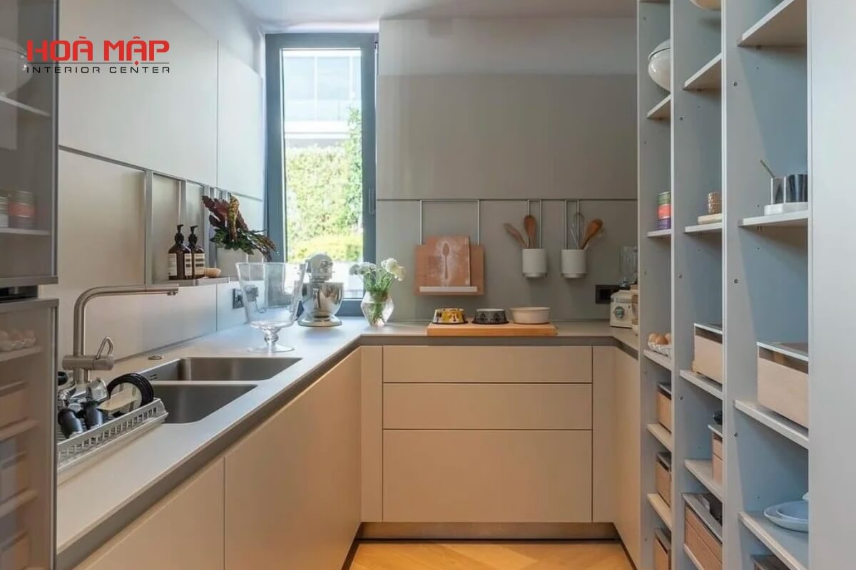 Không gian bếp hiện đại với tủ bếp nhựa đặc cao cấp của Hòa Mập Nội Thất