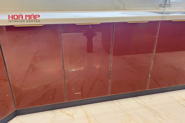 Một trong những dự án nổi bật tại khu vực Nhà Bè, TP.HCM, chính là không gian bếp hoàn toàn mới được hoàn thiện với hệ tủ bếp nhôm cánh kính – dòng sản phẩm đang được ưa chuộng bởi sự bền bỉ và sang trọng. Đây là công trình do Hòa Mập Nội Thất trực tiếp thiết kế và thi công trọn gói, mang đến giải pháp nội thất đột phá cho gia đình anh Trần Minh.