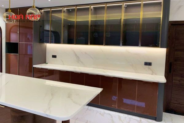 Một trong những dự án nổi bật tại khu vực Nhà Bè, TP.HCM, chính là không gian bếp hoàn toàn mới được hoàn thiện với hệ tủ bếp nhôm cánh kính – dòng sản phẩm đang được ưa chuộng bởi sự bền bỉ và sang trọng. Đây là công trình do Hòa Mập Nội Thất trực tiếp thiết kế và thi công trọn gói, mang đến giải pháp nội thất đột phá cho gia đình anh Trần Minh.
