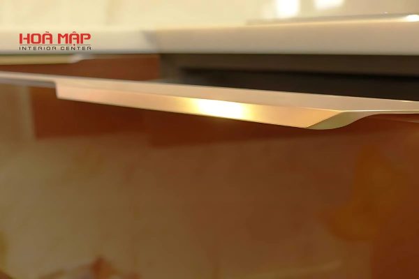 Một trong những dự án nổi bật tại khu vực Nhà Bè, TP.HCM, chính là không gian bếp hoàn toàn mới được hoàn thiện với hệ tủ bếp nhôm cánh kính – dòng sản phẩm đang được ưa chuộng bởi sự bền bỉ và sang trọng. Đây là công trình do Hòa Mập Nội Thất trực tiếp thiết kế và thi công trọn gói, mang đến giải pháp nội thất đột phá cho gia đình anh Trần Minh.