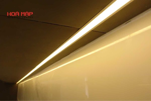 Một trong những dự án nổi bật tại khu vực Nhà Bè, TP.HCM, chính là không gian bếp hoàn toàn mới được hoàn thiện với hệ tủ bếp nhôm cánh kính – dòng sản phẩm đang được ưa chuộng bởi sự bền bỉ và sang trọng. Đây là công trình do Hòa Mập Nội Thất trực tiếp thiết kế và thi công trọn gói, mang đến giải pháp nội thất đột phá cho gia đình anh Trần Minh.