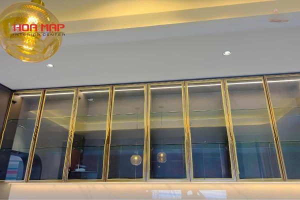 Một trong những dự án nổi bật tại khu vực Nhà Bè, TP.HCM, chính là không gian bếp hoàn toàn mới được hoàn thiện với hệ tủ bếp nhôm cánh kính – dòng sản phẩm đang được ưa chuộng bởi sự bền bỉ và sang trọng. Đây là công trình do Hòa Mập Nội Thất trực tiếp thiết kế và thi công trọn gói, mang đến giải pháp nội thất đột phá cho gia đình anh Trần Minh.