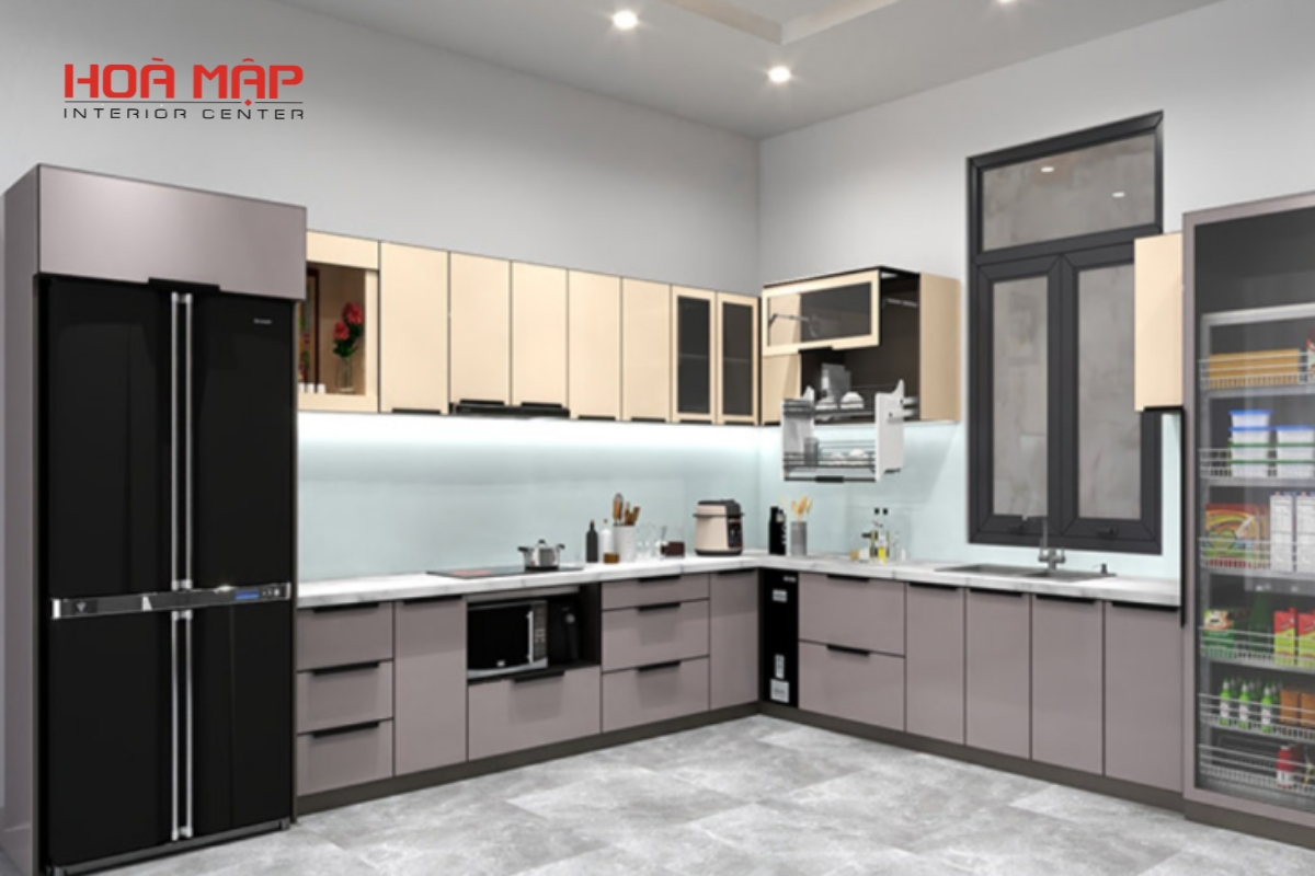 Tủ bếp nhôm tấm hàn lazer chữ L cho căn hộ nhỏ, màu xám nhạt tone sáng giúp mở rộng không gian – Hòa Mập Nội Thất