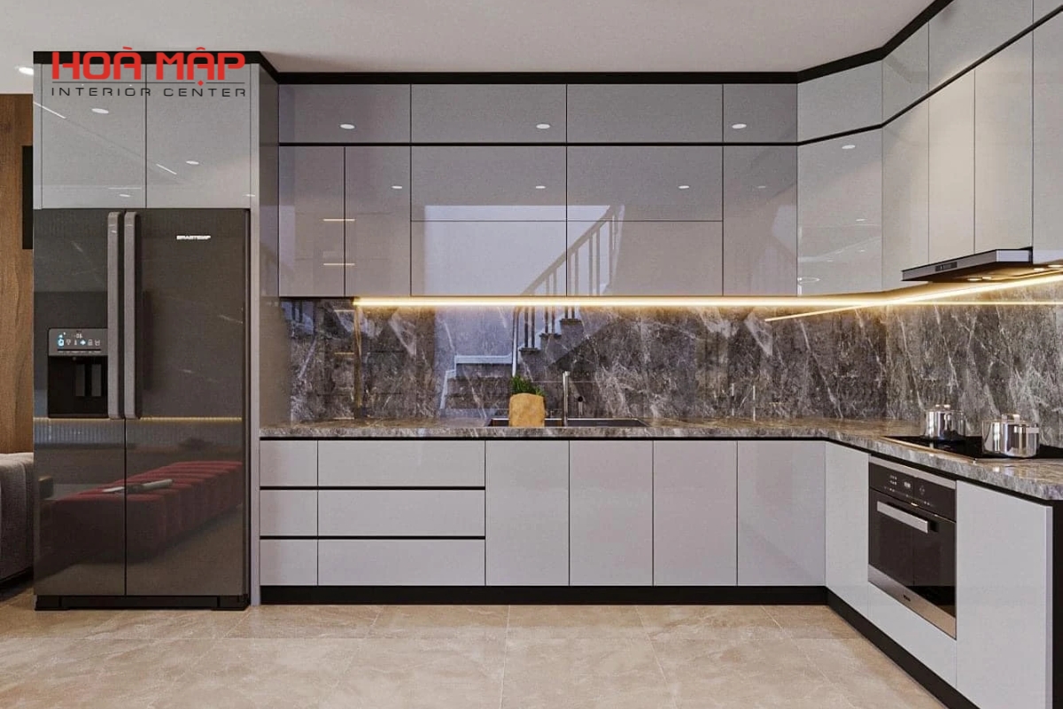 Tủ bếp nhôm hợp kim hiện đại màu xám bạc với cánh kính và tay nắm âm – thiết kế bởi Hòa Mập Nội Thất