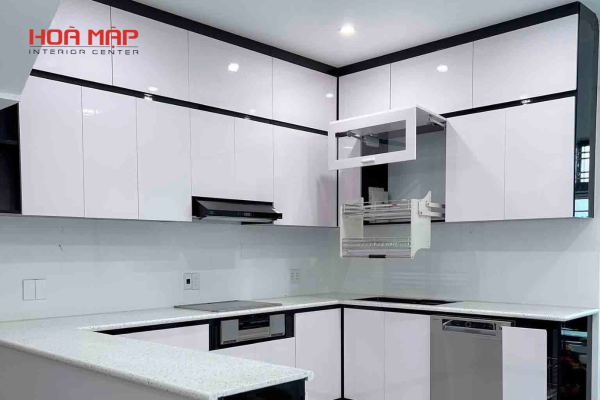Tủ bếp nhôm hợp kim chữ U kết hợp đảo bếp và bar mini, phối hợp nhôm – kính – đá – gỗ cao cấp từ Hòa Mập