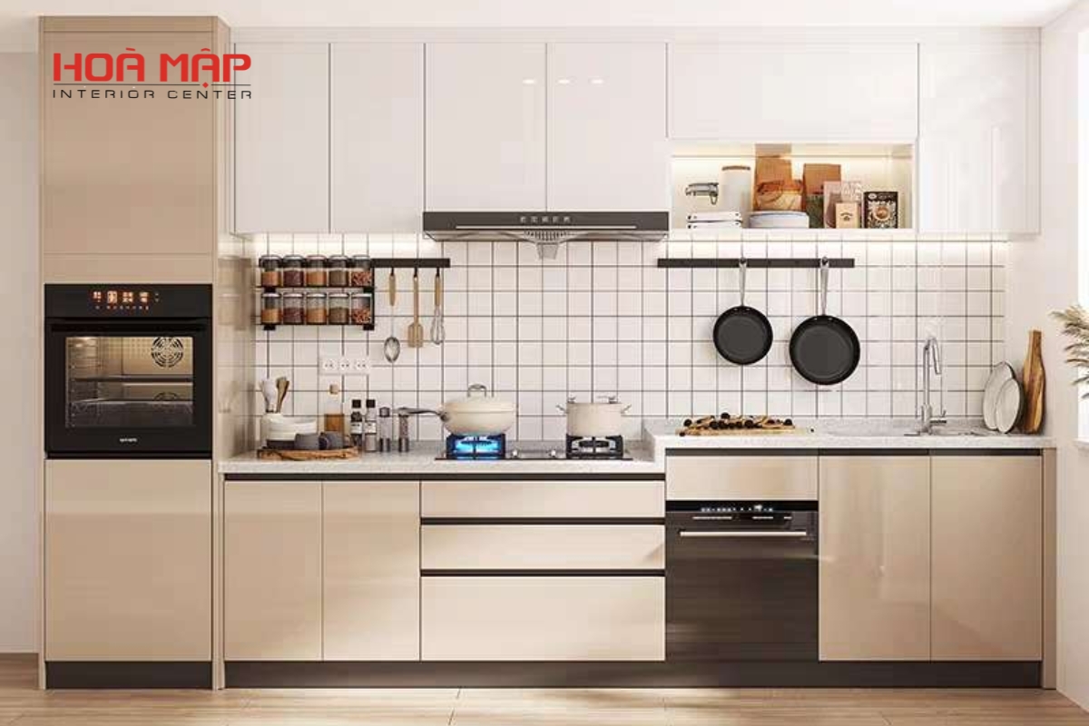 Tủ bếp nhôm tấm hàn lazer phong cách cổ điển màu vân gỗ và ánh kim, thiết kế chạm khắc tinh tế – tủ bếp Hòa Mập